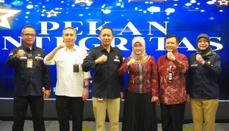 Kiri ke Kanan : Arief Sukma Widjaya (Koordinator Utama Konsultansi dan Manajemen Resiko Pengawas Internal SKK Migas), Rudi Satwiko (Deputi Dukungan Bisnis SKK Migas), Eko Indra Heri (Pengawas Internal SKK Migas), Desti Melanti (Kepala Divisi Akuntansi), Luky Agung Yusgiantoro (Tenaga Ahli Lingkungan Kepala SKK Migas), Yurita (koordinator Utama Audit Internal) | foto : humas skk migas