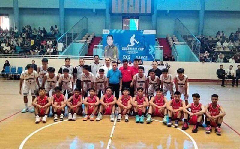 Gubernur Jambi, Al Haris, berfoto bersama setelah membuka kejuaraan basket antar SMA/SMK, Sabtu 7 Oktober 2023 | DKI-PJ
