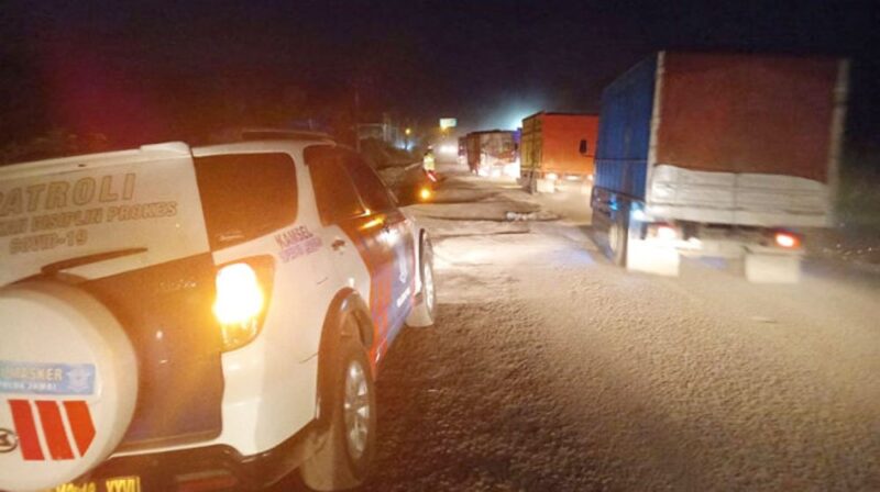 Aktivitas angkutan batu bara di Jambi yang melintas jalan nasional | foto : dir