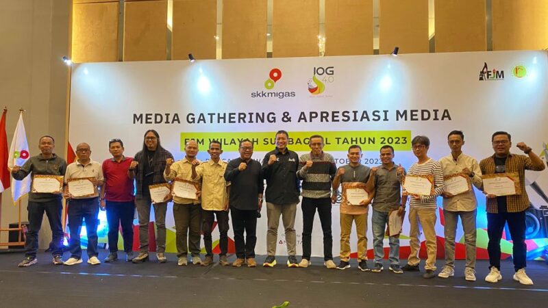 Penyerahan penghargaan dari Kepala SKK Migas Sumbagsel, Anggono Mahendrawan, di Puncak, Bogor, Jawa Barat, Rabu, 25 Oktober 2023, malam | foto : fjm jambi