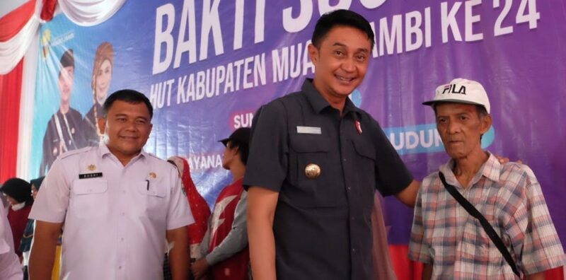 Bachyuni Deliansyah bersama warga di Desa Nyogan | DKI-MJ