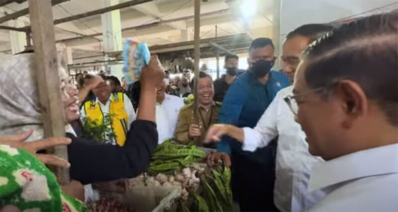 Presiden Joko Widodo saat mengunjungi salah satu pasar tradisional di Kota Jambi | DIR
