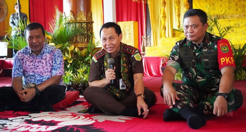 Romi Hariyanto, Elan Suherlan dan Brigjen TNI Supriono pada acara peresmian rumah Restorative Justice, di Muara Sabak, 19 Oktober 2023 | WIL