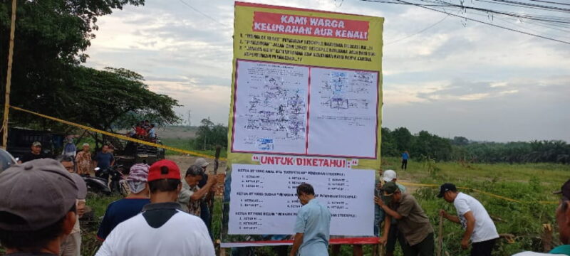 Warga Aur Kenali memasang spanduk menolak stockpile batu bara