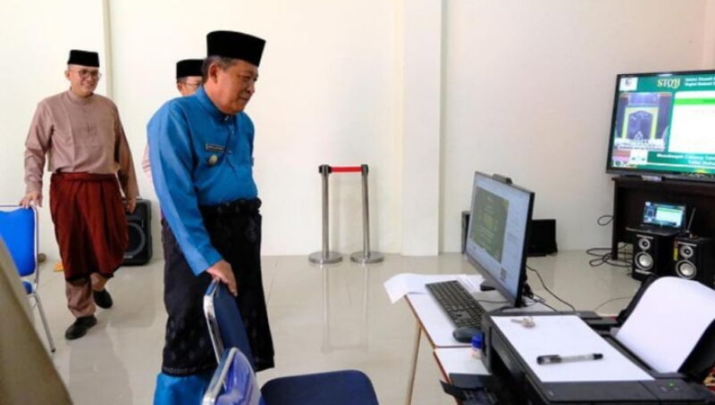 Wakil Gubernur Jambi saat meninjau media centre STQH Nasional ke-27, Kamis, 2 November 2023 | foto : sopbirin