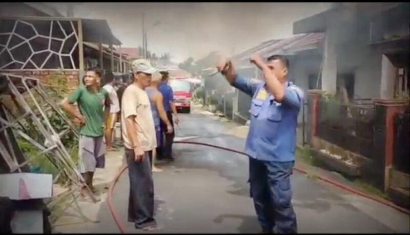 Petugas damkar berupaya memadamkan api, Kamis 2 November 2023.