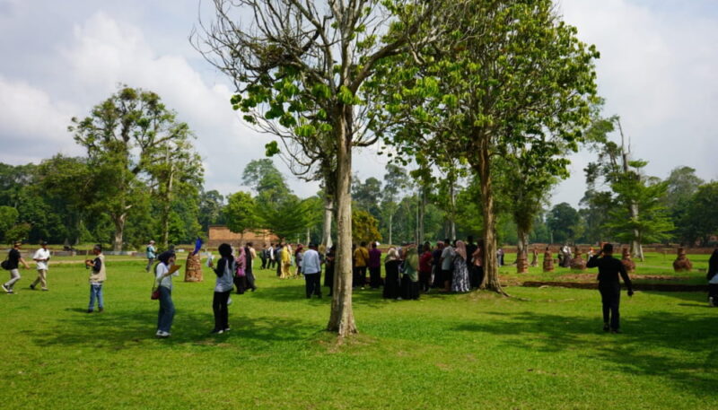 Para kafilah STQH Nasional ke-27 berwisata ke Candi Muarojambi, Senin 6 November 2023 | foto : novriansah