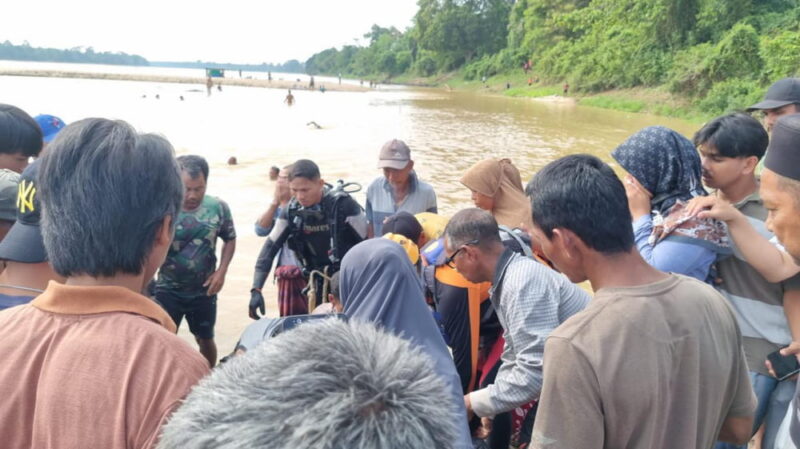 Tim SAR saat mengevakuasi korban | foto : sar
