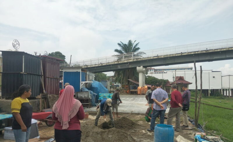 Budiyako memantau pemasangan lantai selasar, di Ancol, Kota Jambi, Jumat 17 November 2023 | foto: dir