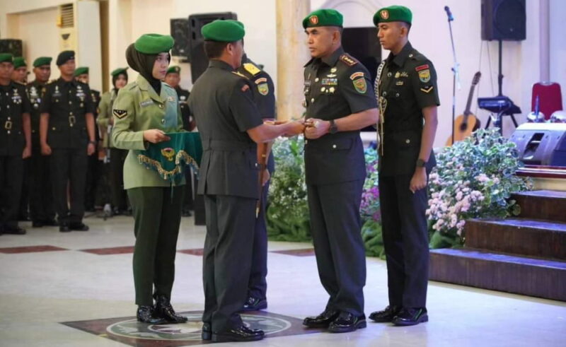 Kolonel Inf Rachmat menerima tongkat komando sebagai Danrem 042/Gapu, Jumat, 24 November 2023 | foto : penrem gapu
