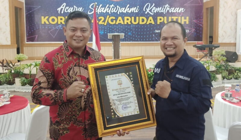 JMSI Provinsi Jambi menerima penghargaan dari Brigjen TNI Supriono, Sabtu malam, 24 November 2023 | foto : ist