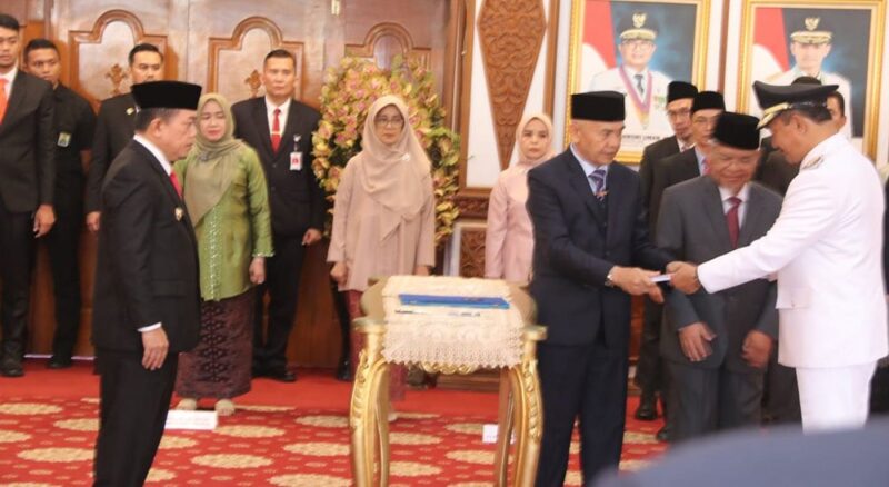 Adirozal dan Asraf serah terima jabatan di hadapan Gubernur Jambi, Sabtu 4 November 2023 | foto : dir