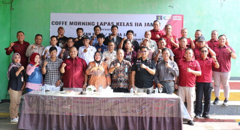 Pejabat Lapas Kelas II/A Jambi bersama para wartawan, Kamis 23 November 2023 | foto : ist