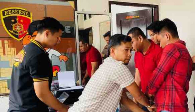Anggota Polsek Sungai Penuh mengamankan 5 orang diduga pelaku penipuan | foto : indojatipos