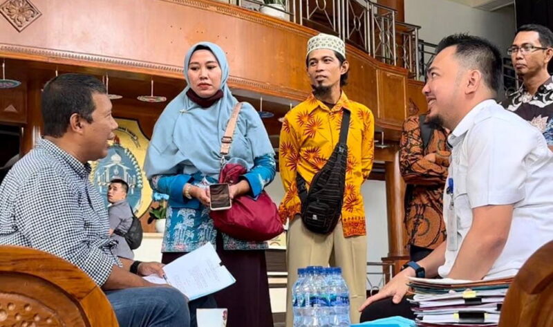 Romi Hariyanto selalu menyempatkan diri untuk para guru. Kapanpun. Dimanapun. | foto : dok