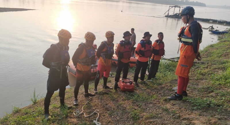 Tim SAR Gabungan melakukan pencarian bocah tenggelam, Rabu 8 November 2023 | foto : basarnas