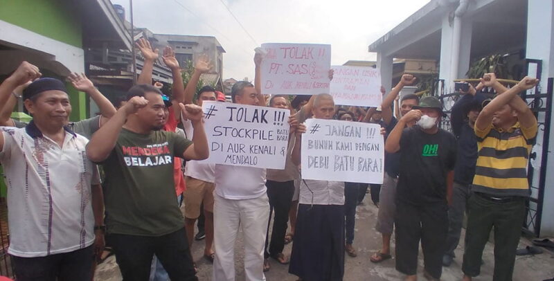 Warga Aurkenali dan Mendalo Darat bersikukuh menolak pembangunan stockpile oleh PT SAS | foto : dir