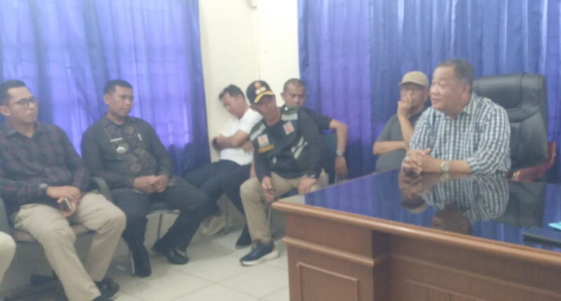 Pertemuan singkat warga Aurkenali dengan Sekda Kota Jambi, A Ridwan | foto : dod