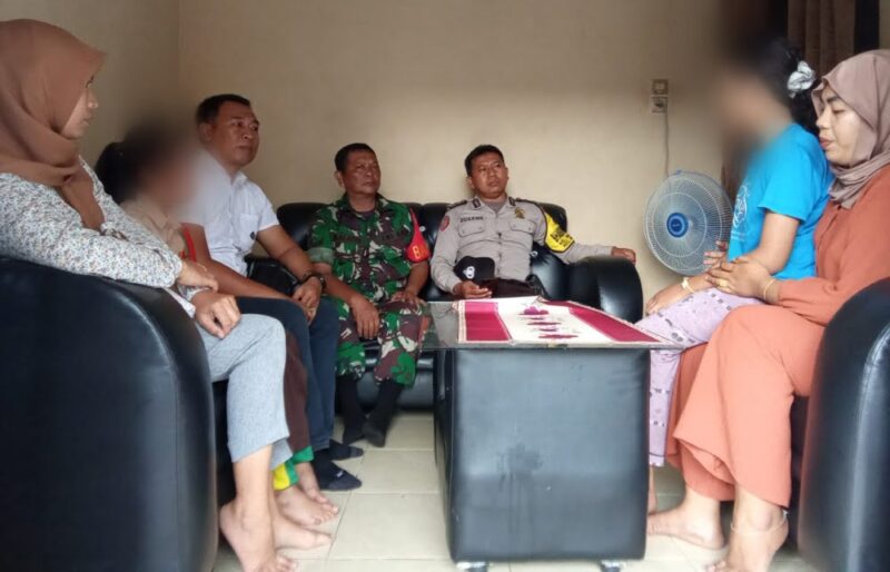 Bhabinkamtibmas, Babinsa dan Kasi Trantib Kelurahan Talang Bakung, saat bertemu keluarga korban, Kamis (30/11/2023) | foto : dir