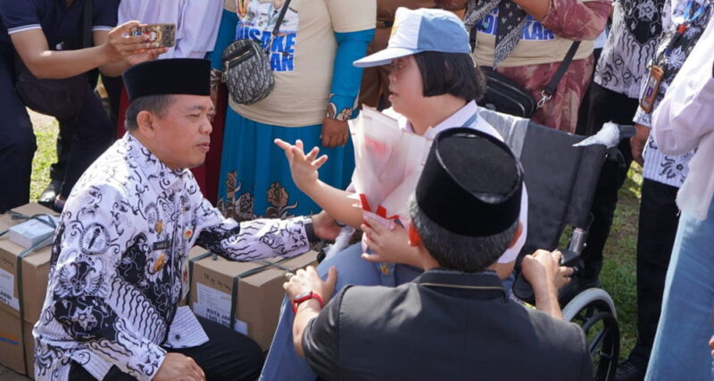 Gubernur Jambi, Al Haris, berdialog dengan siswa SLB, pada peringatan Hari Guru, Senin, 4 Desember 2023 | foto : novri 