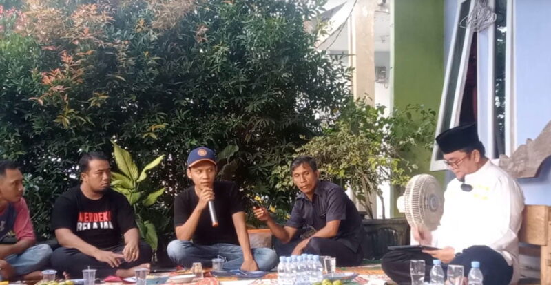 Anggota DPRD Provinsi Jambi, Ivan Wirata (kanan) saat mendengarkan penjelasan dari warga, di Desa Mendalo Laut, Kabupaten Muarojambi | foto : tim