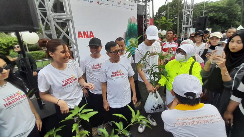 Pwi Bareng Kementerian Bumn Bagikan Pohon Meriahkan Hari Pers Nasional Jambibro