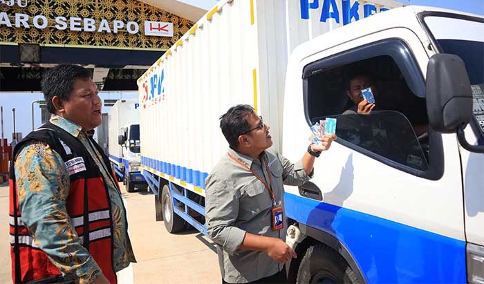 Kepala Perwakilan Bank Indonesia Provinsi Jambi, Warsono, mensosialisasikan kartu Uang Elektronik di Tol Baleno | ran