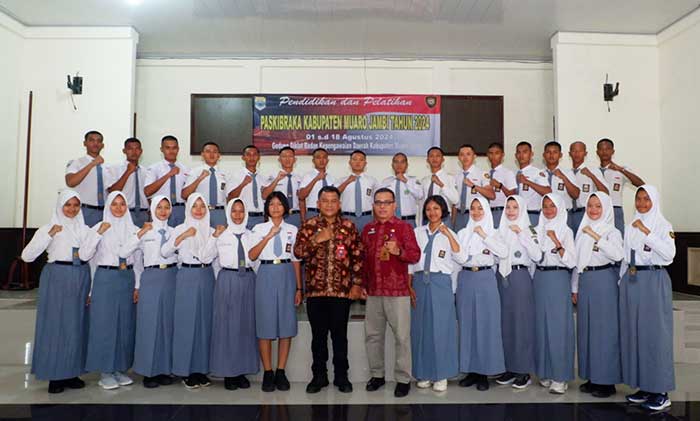 Sekda Muarojambi, Budhi Hartono, berfoto bersama para anggota Paskibraka Muarojambi 2024 | ran
