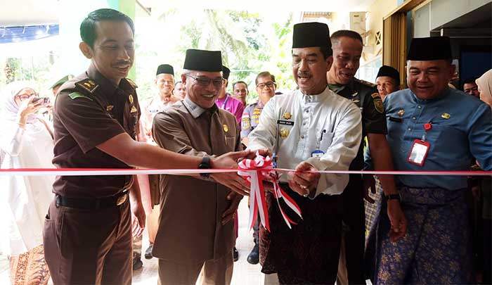 Penjabat Bupati Muarojambi, Raden Najmi, meresmikan Gerai Datuk Kader Plus, Selasa, 2 Juli 2024 | ran