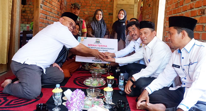 Penjabat Bupati Muarojambi, Raden Najmi, menyerahkan bantuan bedah rumah | ran