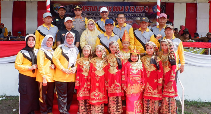Penjabat Bupati Muarojambi, foto bersama seusai membuka Kompetisi Sepakbola U-12 | ran