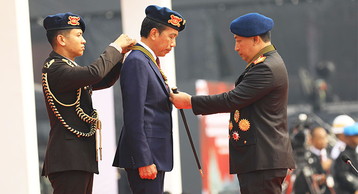 Presiden Joko Widodo menerima Medali Kehormatan Loka Praja Samrakshana dari Polri, Senin, 14 Oktober 2024 | humas polda jambi
