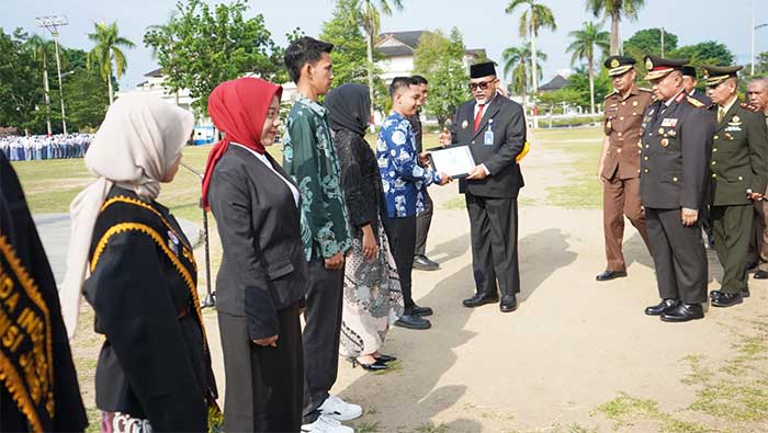 Pjs Gubernur Jambi, Sudirman, menyerahkan penghargaan kepada pemuda berprestasi | nov/ran
