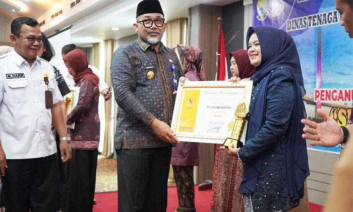 Pjs Gubernur Jambi, Sudirman, menyerahkan Produktivitas Siddhakarya | nov/ran