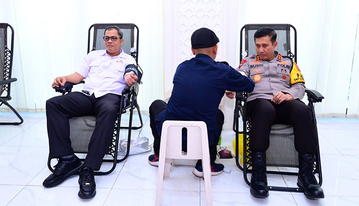 Kapolda Jambi bersama Ketua PMI Kota Jambi mendonorkan darahnya | ran