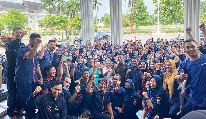 Ketua Sementara DPRD Provinsi Jambi, M Hafiz Fattah, bersama para tenaga kesehatan RSUD Raden Mattaher | rul