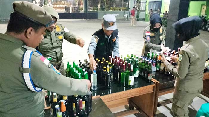 Petugas Satpol PP Kota Jambi menyita ratusan botol minuman keras | ian
