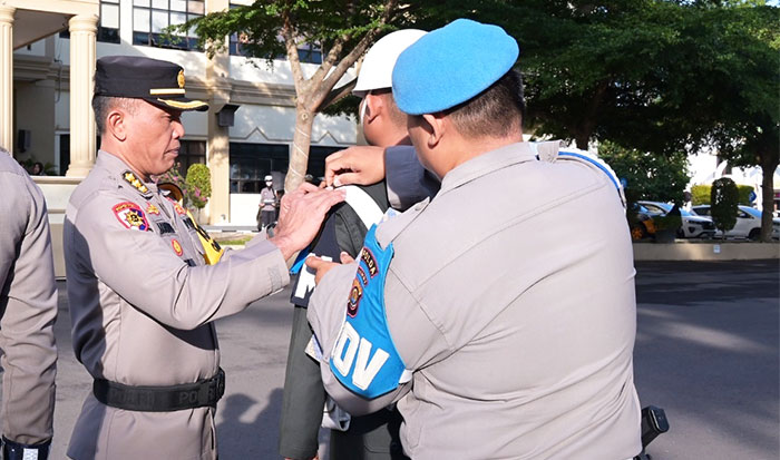 Irwasda Polda Jambi memasang tanda petugas Operasi Zebra 2024 | ran
