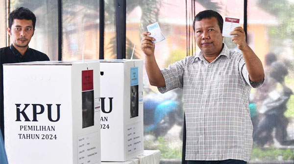 Bupati Tanjabtim, Romi Hariyanto, memilih di TPS 04 Kelurahan Rano, Rabu | dki-tjt