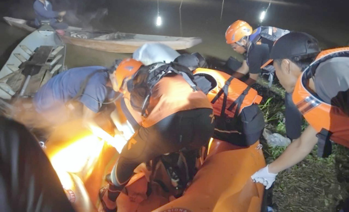 Tim SAR mengevakuasi jasad Pahrul yang tenggelam di Danau Riak Tebakang, Tebo, Minggu | sar