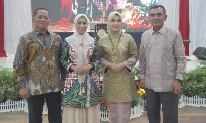 Brigjen TNI Heri Purwanto dan Brigjen TNI Rachmad bersama istri masing-masing | penrem