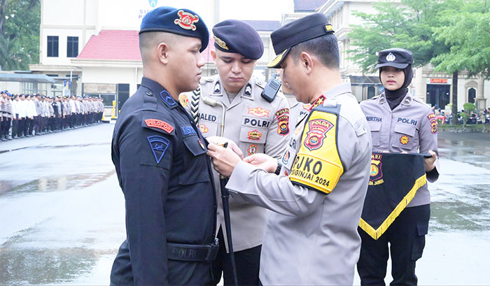 Sejumlah personel Polda Jambi berprestasi menerima penghargaan, Senin | ran 