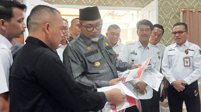Pjs Gubernur Jambi, Sudirman, didampingi Pj Bupati Muarojambi, Raden Najmi, mengecek logistik di KPU Kabupaten Muarojambi, Rabu | tib/ran