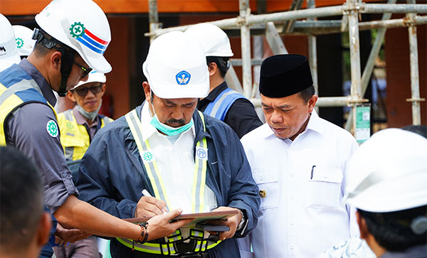Al Haris, mendampingi Menteri Perencanaan Pembangunan Nasional meninjau proyek pembangunan museum KCBN di Candi Muarojambi, Minggu | dki-pj