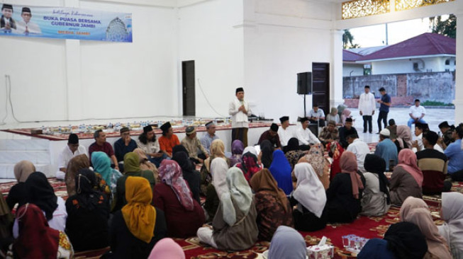 Gubernur Jambi, Al Haris, bersama wartawan | dok