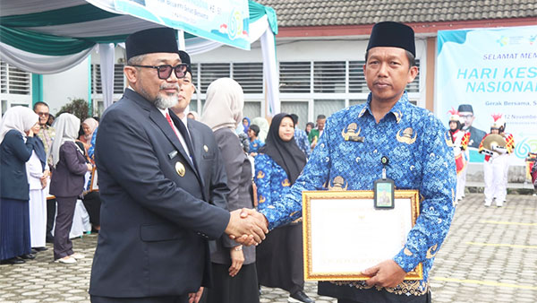 Pjs Gubernur Jambi, Sudirman, menyerahkan penghargaan pada Hari Kesehatan Nasional, Kamis | as/ran