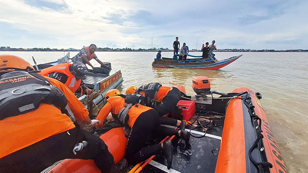 Proses evakuasi Laujuk yang ditemukan mengapung di Sungai Berbak, Rabu | sar