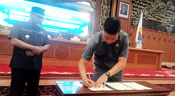 Ketua DPRD Provinsi Jambi, M Hafiz Fattah, menandatangani pengesah Perda KTR | rel
