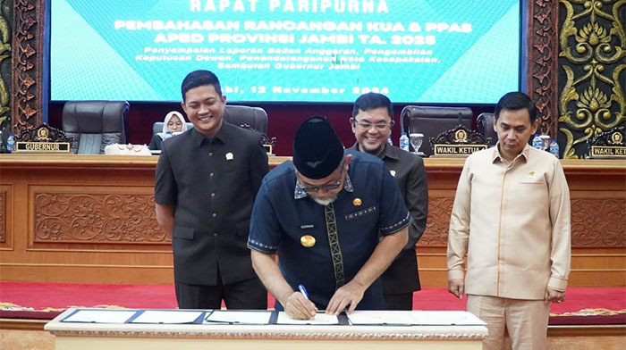 Pjs Gubernur Jambi, Sudirman, menandatangani kesepakatan pembahasan KUA PPAS APBD Provinsi Jambi tahun 2025 | har/ran