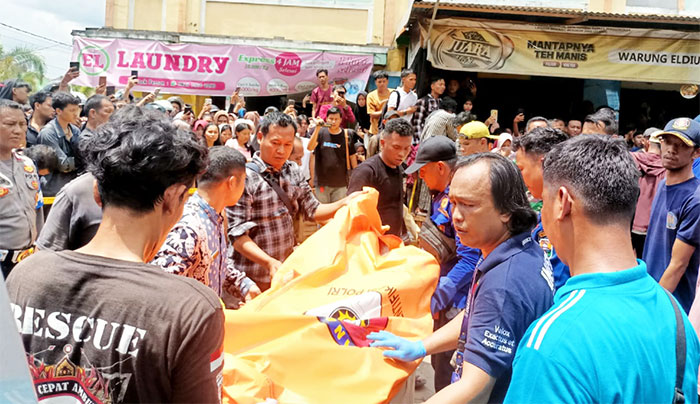 Tim SAR mengevakuasi para korban yang tewas di dalam sumur, Kamis | ran